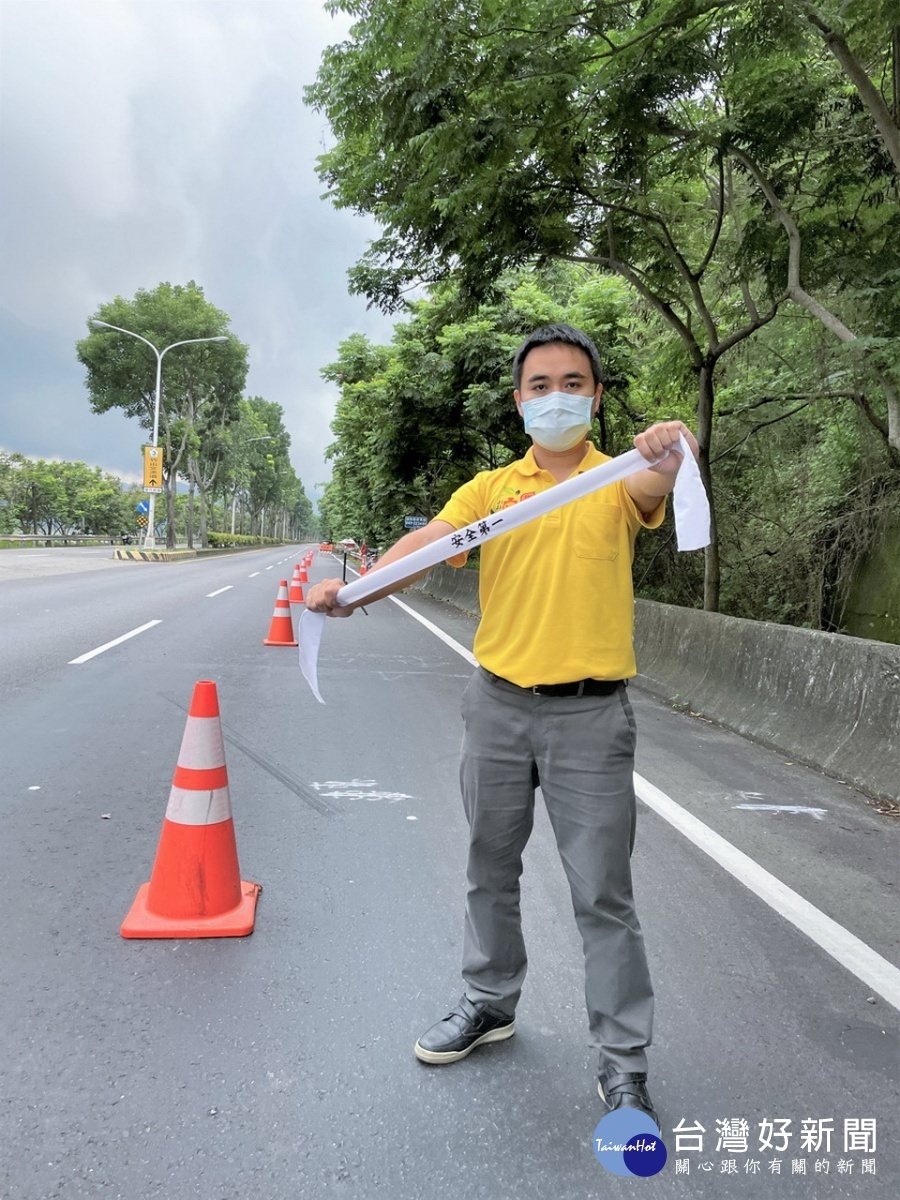 陳鎮長極力爭取此路段重鋪路面。（集集公所提供）