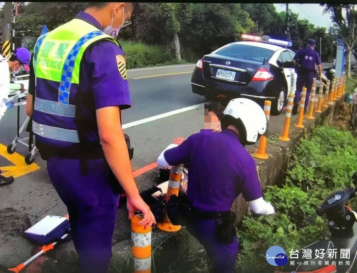 女子騎車精神不濟跌落田埂,警幫忙抬車助脫困