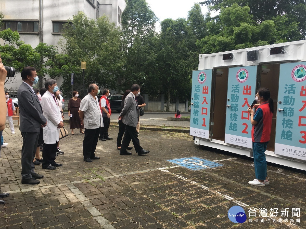 南投醫院說明正壓艙的設備。(記者扶小萍攝)