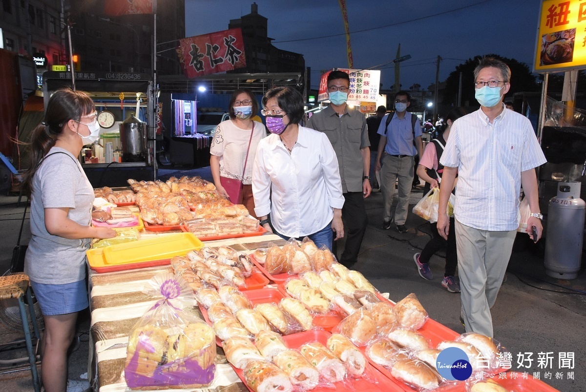 彰化縣長王惠美親自視察微解封後的夜市情形。圖/彰化縣政府提供