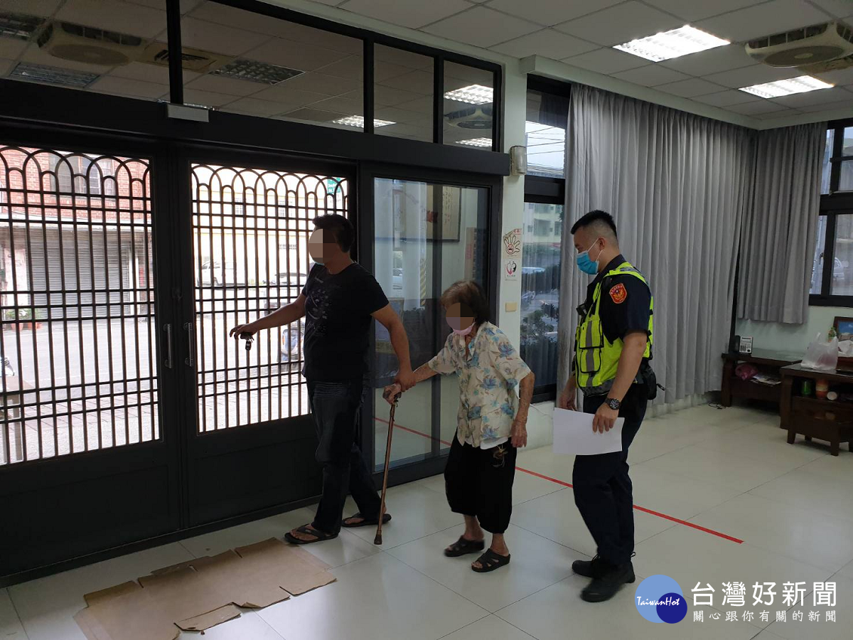 百歲人瑞呆坐火車站候車處 警獲報護送返回家中