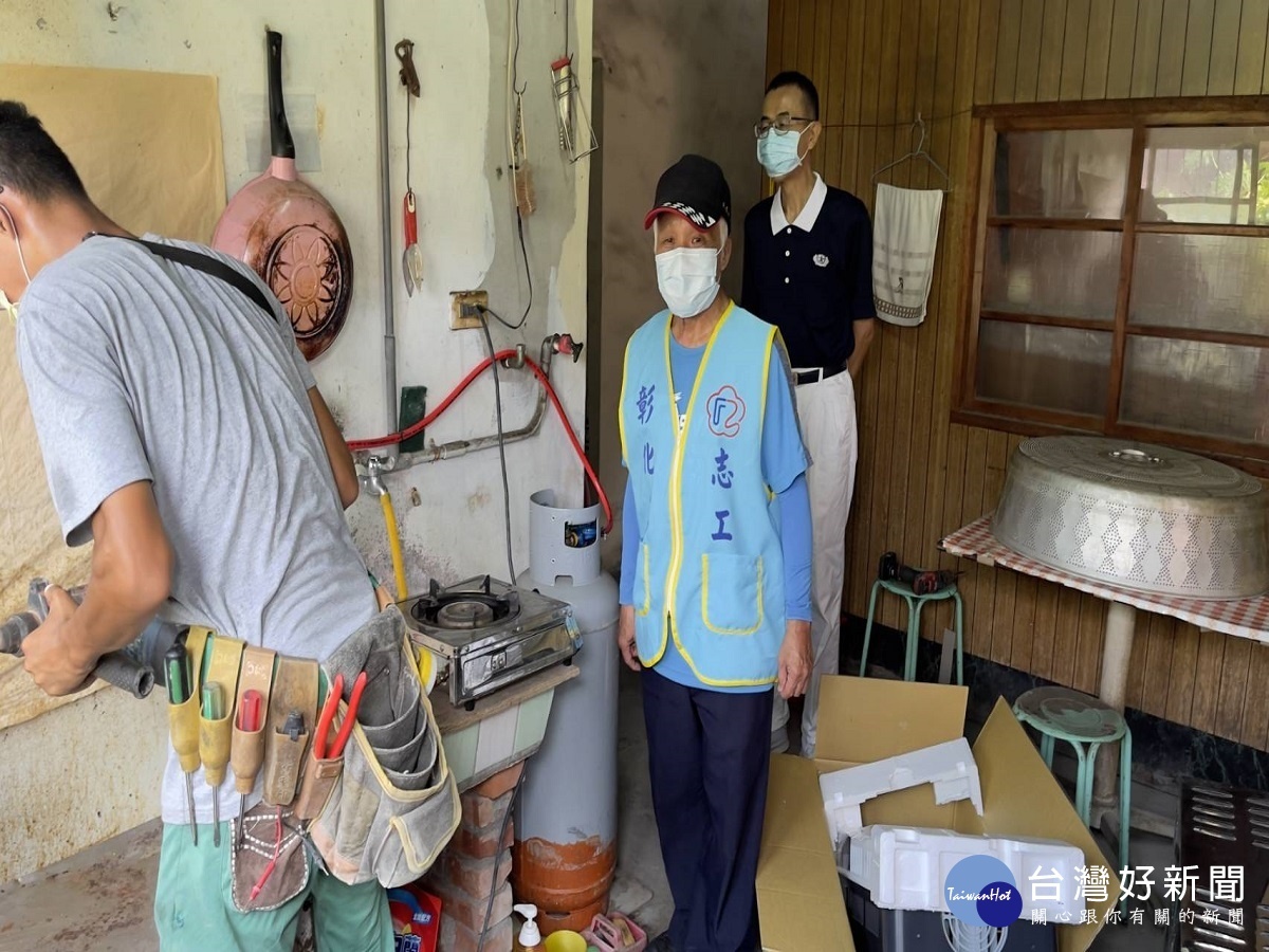 彰榮結合慈濟助長輩安裝熱水器 改善住處設備提升生活品質