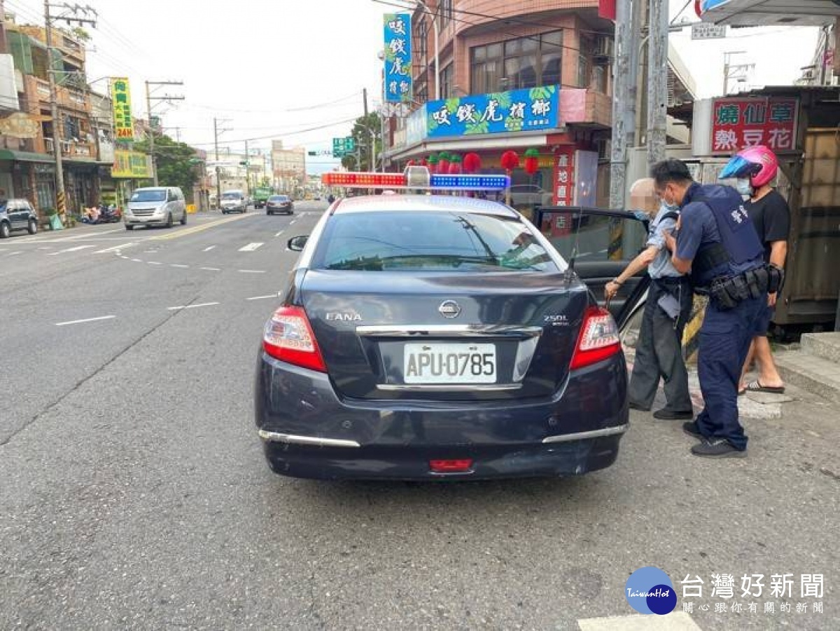 9旬老翁外出散步體力不支,警靠疫苗接種紀錄卡助返家
