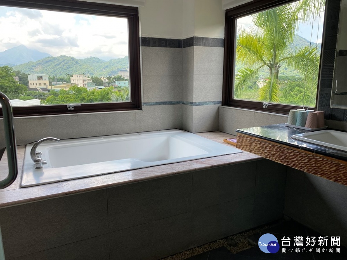峇厘島風情的棕梠泉民宿每個房間都可以看到窗外的自然風景，甚至浴室裡都可以欣賞到如畫布般的山林景致。(圖/記者賴淑禎攝)