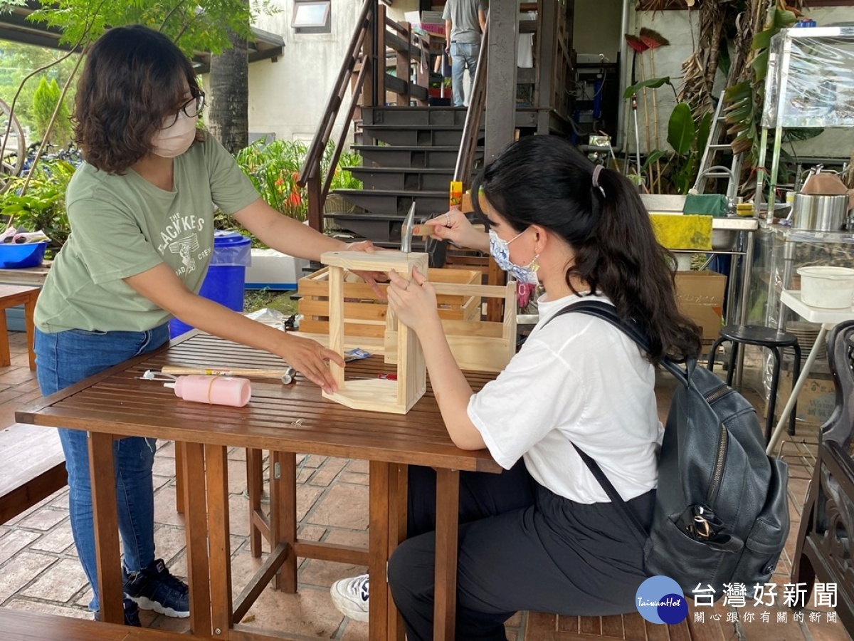 在地的生活木工場融入社區，隨著場域不同提供各種不一樣的木工DIY。 (圖/記者賴淑禎攝)