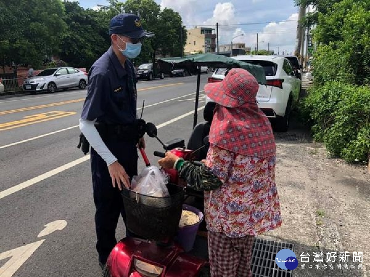 老婦人騎乘電動車外出,途中不明原因拋錨,員警林忠毅、黃俊豪發現後,立即幫忙把車移置到安全處,並將老婦平安送返家。