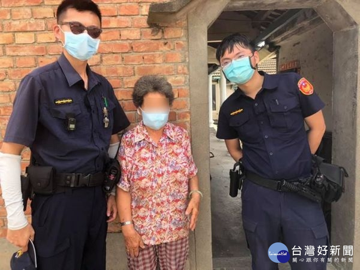 老婦人騎乘電動車外出,途中不明原因拋錨,員警林忠毅、黃俊豪發現後,立即幫忙把車移置到安全處,並將老婦平安送返家。