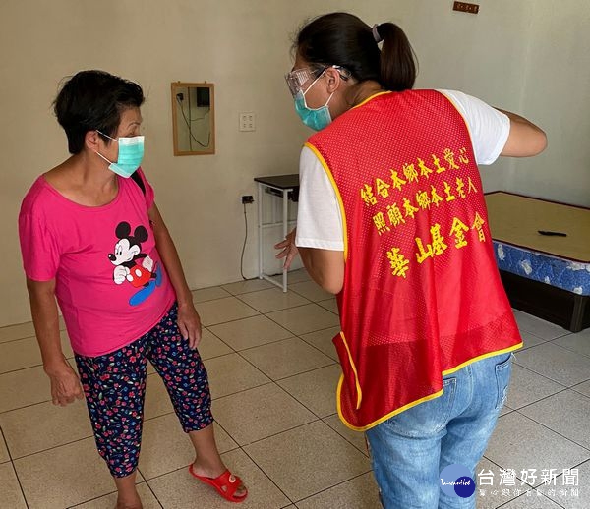 華山基金會陪伴孤老尋得合意的住所，還送上麥寮拱範宮志工隊捐贈的防疫物資，叮嚀阿嬤安心住新房。