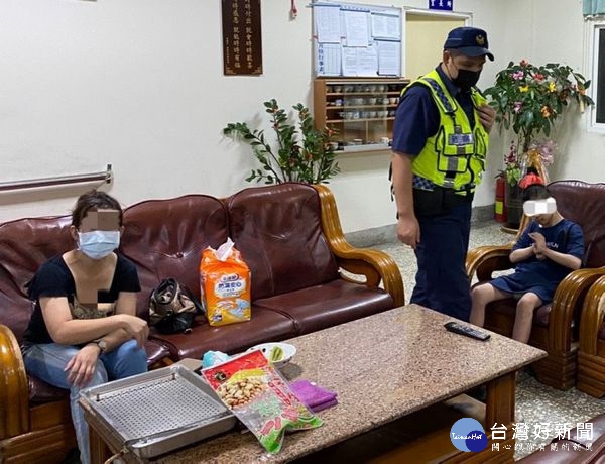 女子訪友卻發生爭吵,暗夜裡攜子在路旁徘徊,口湖員警陳仲軍、劉騰徽巡邏時發現,給予關懷及協助,母子順利轉乘返家。