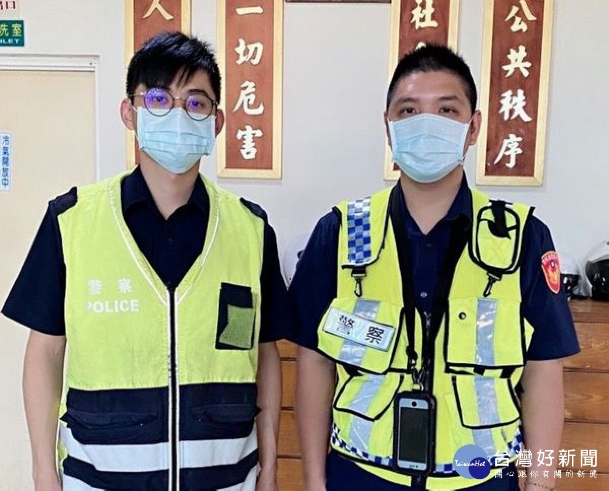 女子訪友卻發生爭吵,暗夜裡攜子在路旁徘徊,口湖員警陳仲軍、劉騰徽巡邏時發現,給予關懷及協助,母子順利轉乘返家。