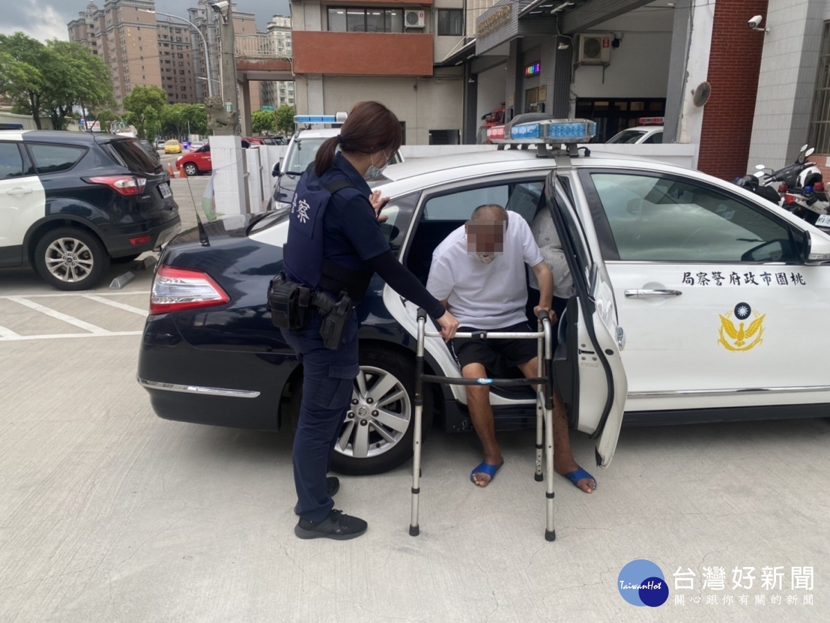 獨居老人疑似有失智迷途狀況,警方協助返家