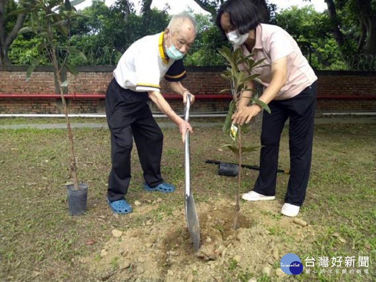 疫情緊繃宅在家　榮家老人種植果樹超療癒