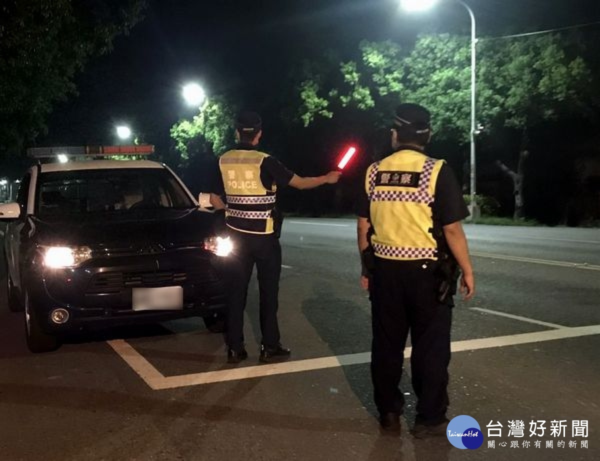 北港警分局為落實各項防疫工作及加強轄區重要路段交通安全,特規劃暑期防飆勤務,鎖定重點路段加強機動攔檢及取締危險駕車。