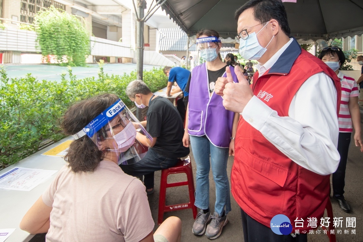桃園市長鄭文燦視察疫苗接種站,關心民眾接種注射情形。