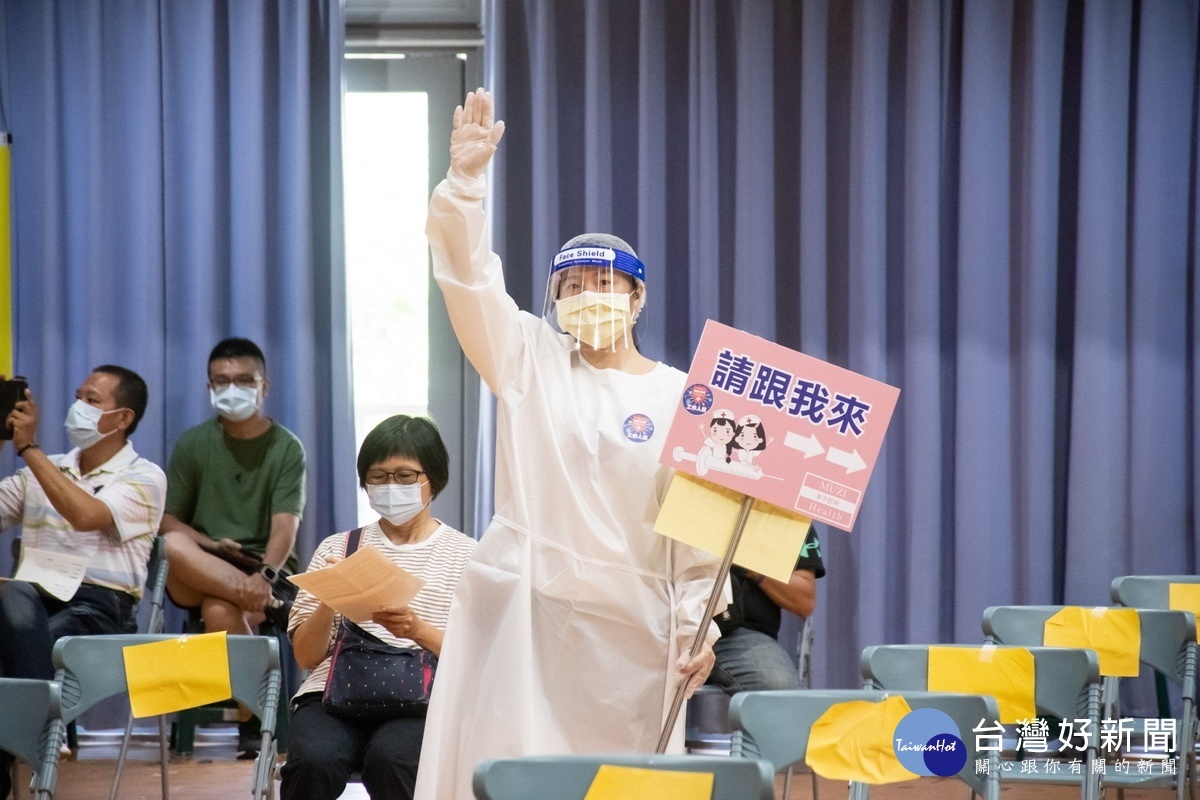 桃園市長鄭文燦視察疫苗接種站,關心民眾接種注射情形。
