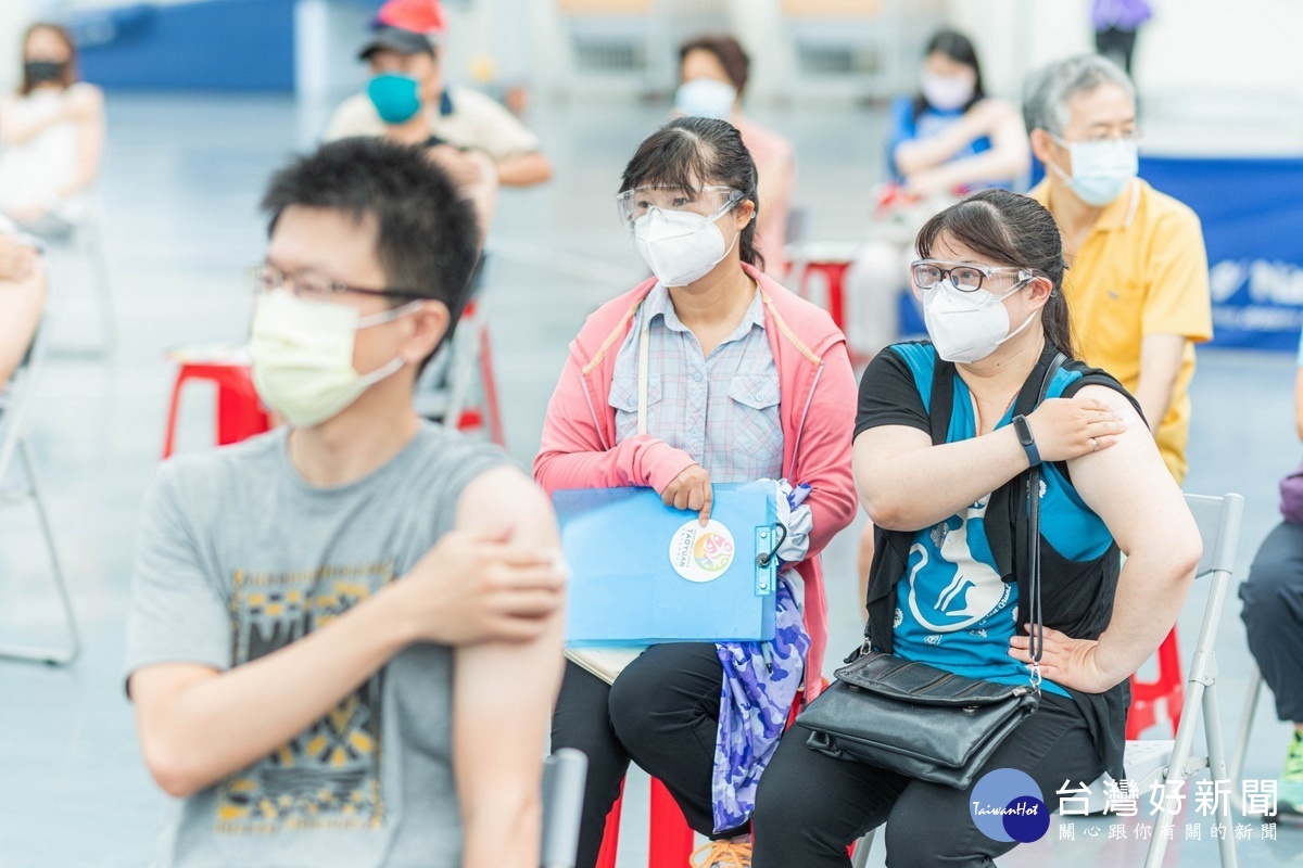 桃園市長鄭文燦視察疫苗接種站,關心民眾接種注射情形。