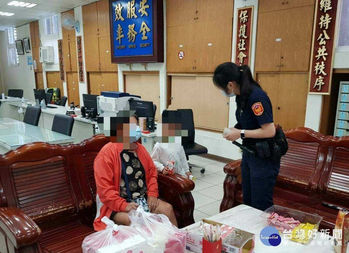 3歲男童迷途呆坐大馬路旁,警化身保姆協助返家