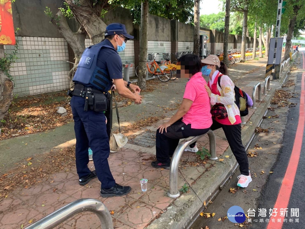 婦人微解封出遊中暑不適,平鎮警即時伸援