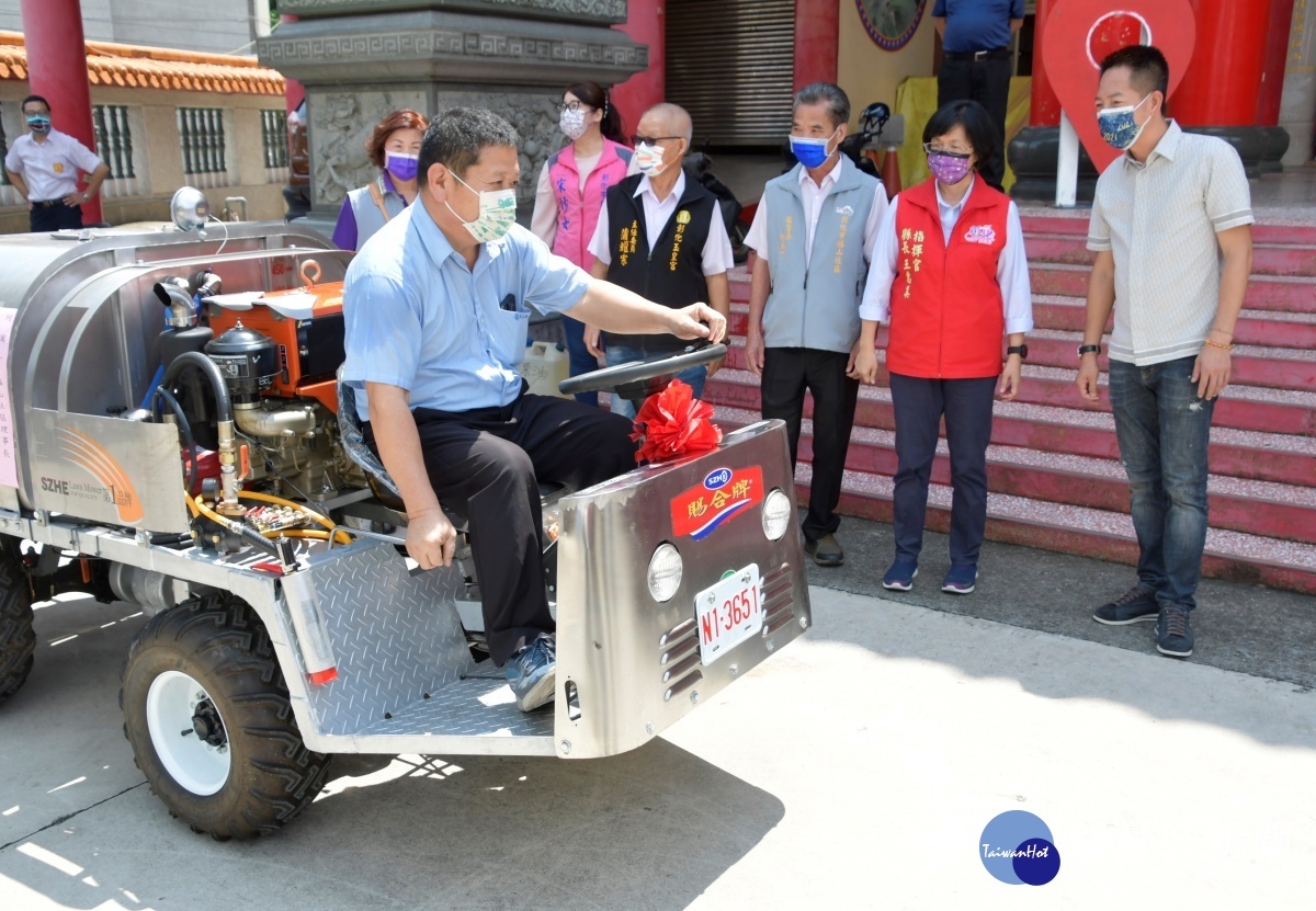 玉皇宮捐贈防疫消毒車，操作使用消毒車。圖/彰化縣政府提供