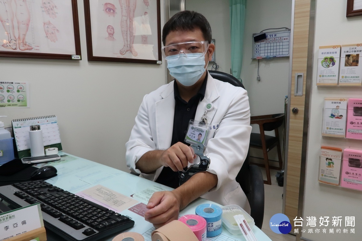 李醫師示範筋膜刀的用途。(南基提供)