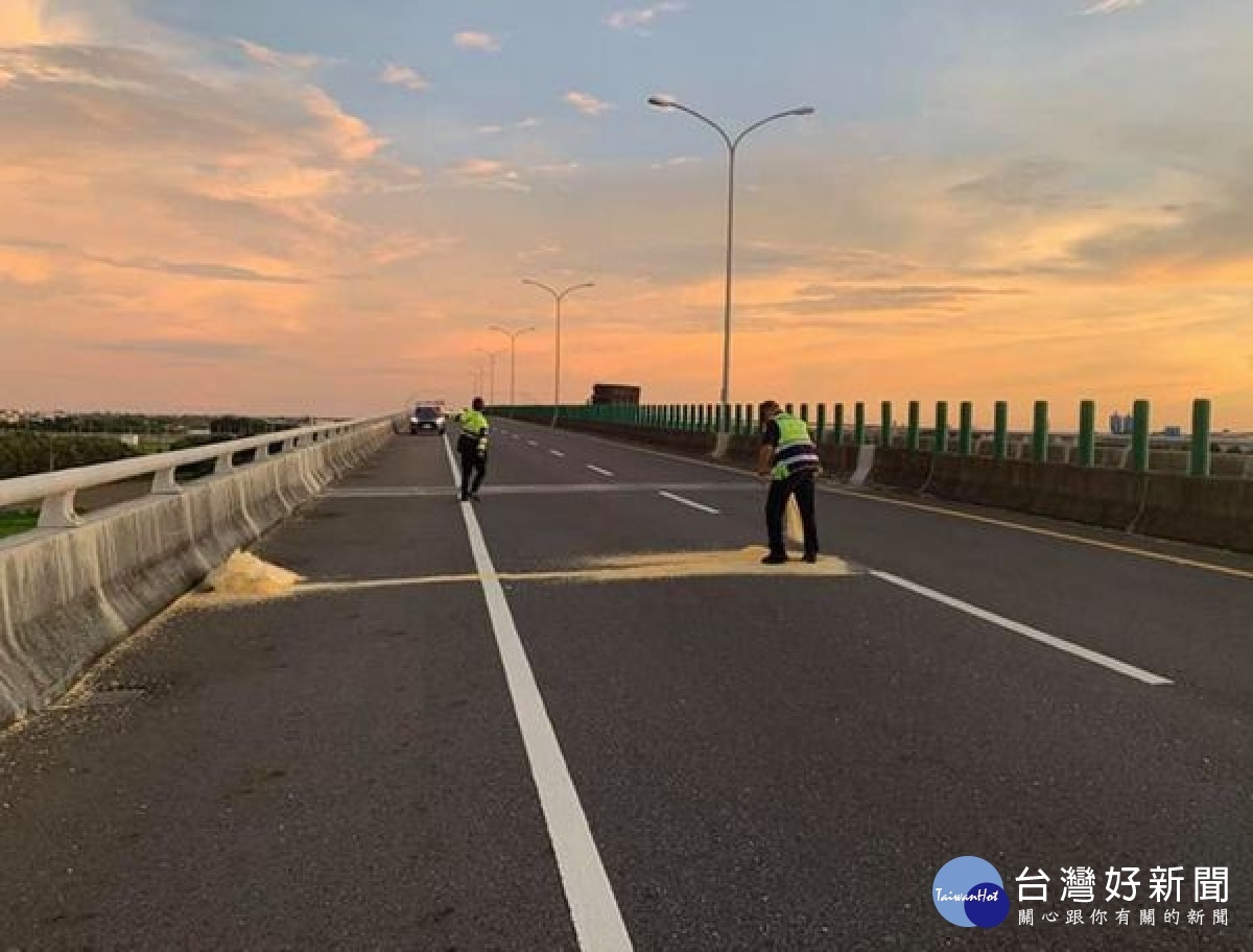 麥寮所員警獲報快速道路散落榖物影響交通,火速前往並冒險清除維護行車安全,路過的駕駛紛紛輕鳴喇叭表示謝意。