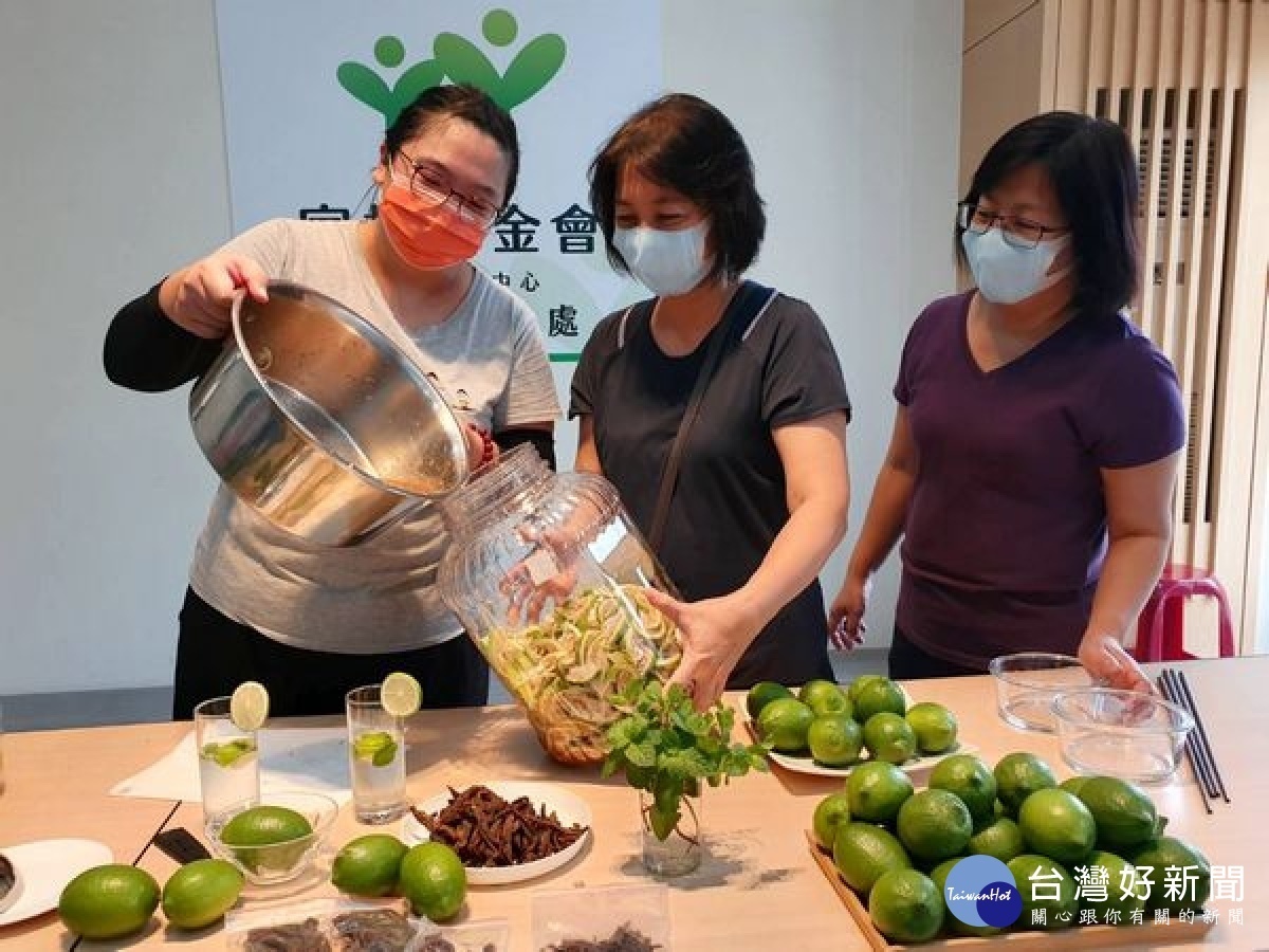 雲林家扶希望教室張乃千老師透過線上課程，教導家扶親子用在地當季新鮮食材，製作健康好吃的檸檬乾與檸檬水。