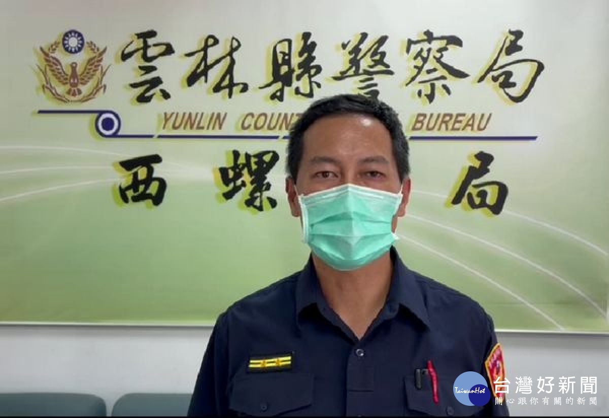貨車違規迴轉造成後方機車閃避不及發生碰撞,機車騎士倒地還遭貨車碾壓,熱心民眾趕緊報警並通知救護車,警方依法蒐證偵辦。