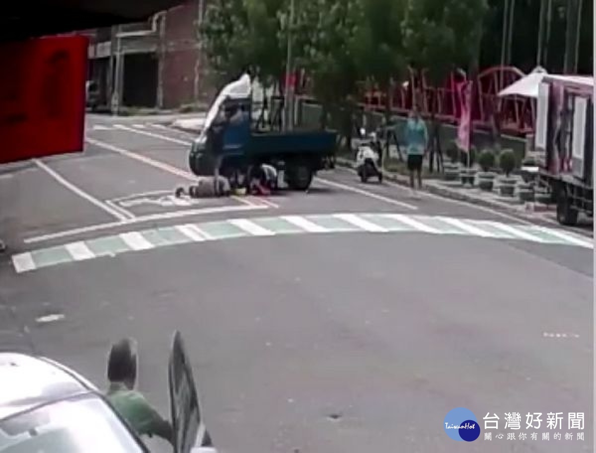 貨車違規迴轉造成後方機車閃避不及發生碰撞,機車騎士倒地還遭貨車碾壓,熱心民眾趕緊報警並通知救護車,警方依法蒐證偵辦。