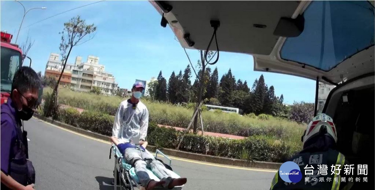 女子情緒不穩持刀欲跳樓,警驚險奪刀化解危機