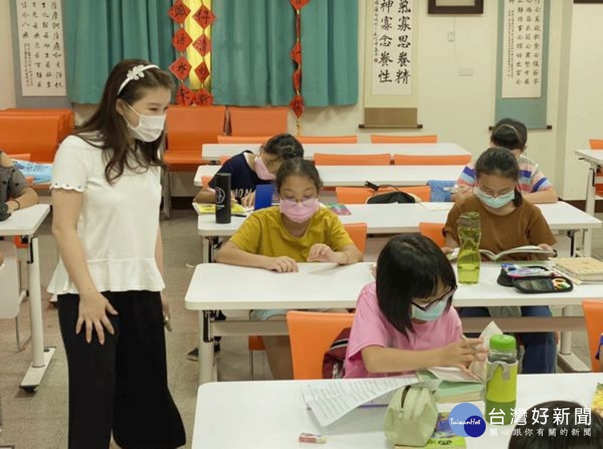 青埔教育基金會董事長張嘉郡捐贈筆記型電腦、書籍及口罩給斗六一心育幼院,幫助院童在疫情期間學習不中斷,充實身心靈。