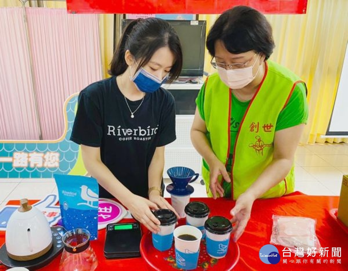 江鳥咖啡為感謝創世基金會護理人員辛苦付出,帶著公益款及咖啡豆到斗六植物人安養院分享單品咖啡,表達對在地弱勢植物人的關心。