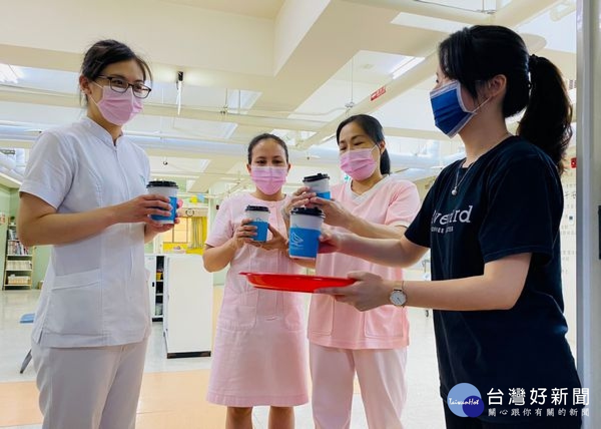 江鳥咖啡為感謝創世基金會護理人員辛苦付出,帶著公益款及咖啡豆到斗六植物人安養院分享單品咖啡,表達對在地弱勢植物人的關心。