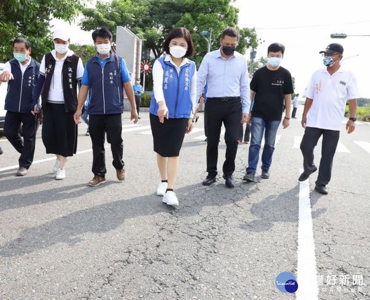 為提升台西及東勢鄉縣道平整度及道路景觀,縣府爭取前瞻補助辦理路段改善,獲核定補助4640萬元,縣長張麗善等人前往會勘,傾聽民意。