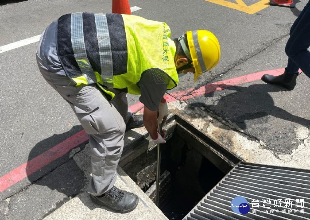桃環局防範颱風豪雨「烟花」登陸,加強市區道路側溝巡檢及清疏工作