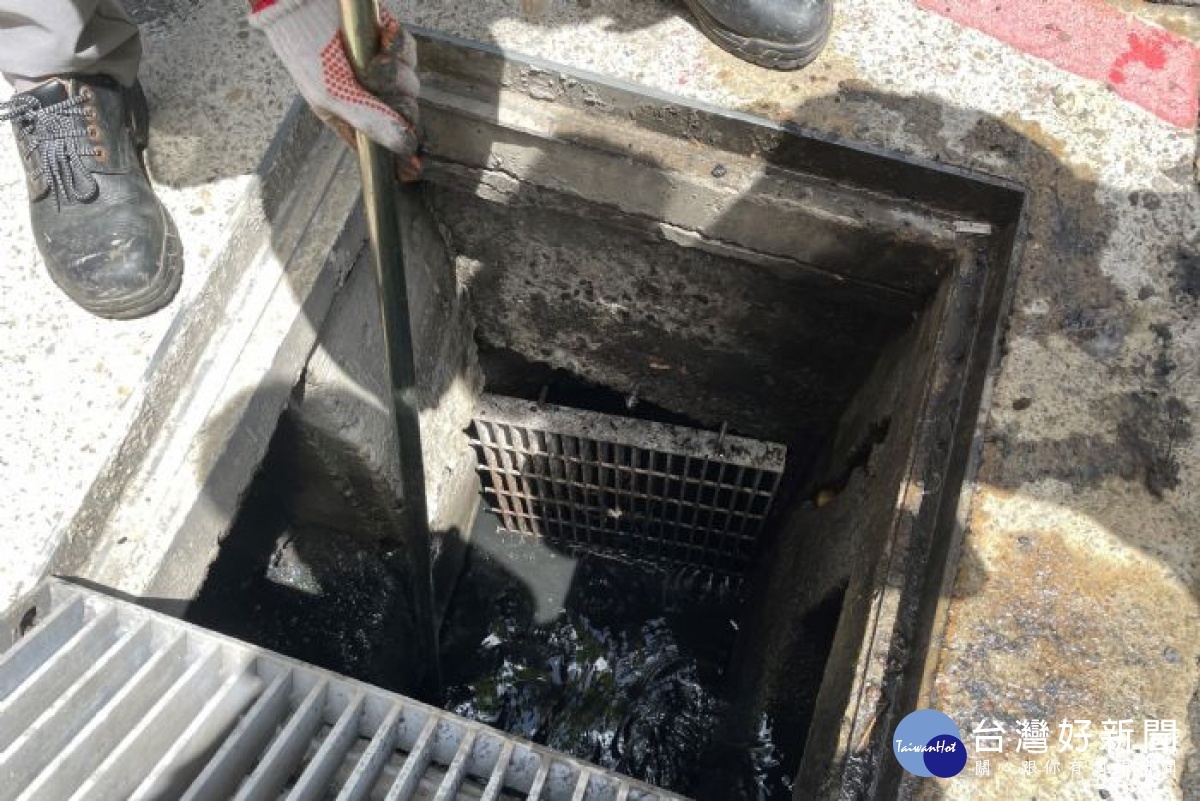 桃環局防範颱風豪雨「烟花」登陸,加強市區道路側溝巡檢及清疏工作