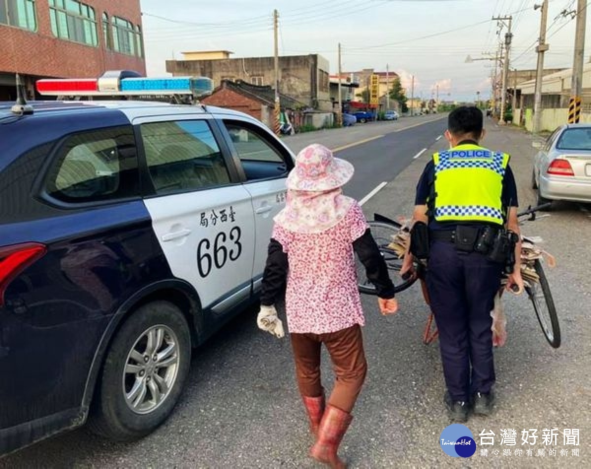 橋頭所警員巡邏發現路旁拾荒老婦身體不適,主動幫忙推運回收車並以警車送老婦返家,還不忘叮嚀需要幫忙時,記得找警察。