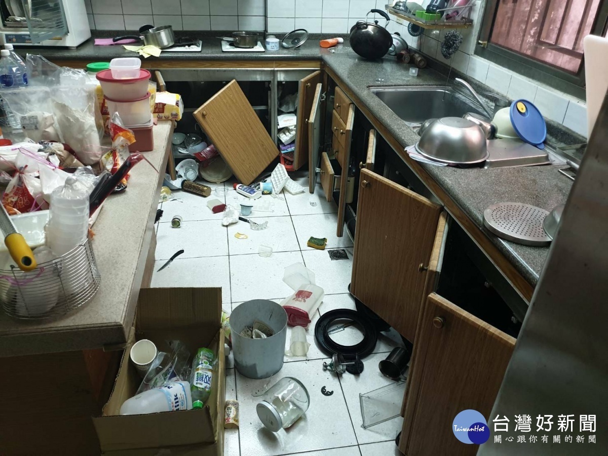 氣爆後廚房內碗盤鍋具散落一地／讀者提供