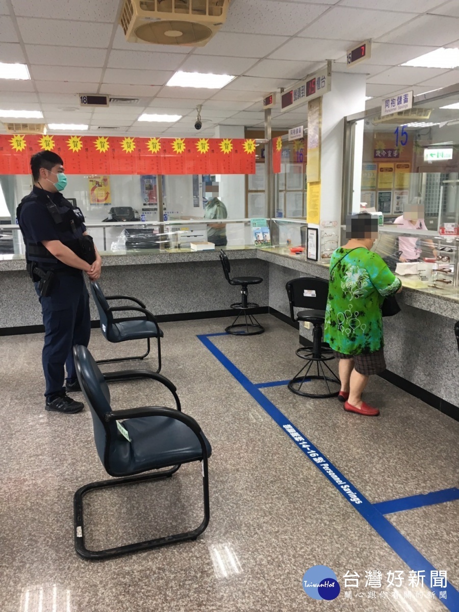 擔心老婦人受騙,壢警暖心護鈔