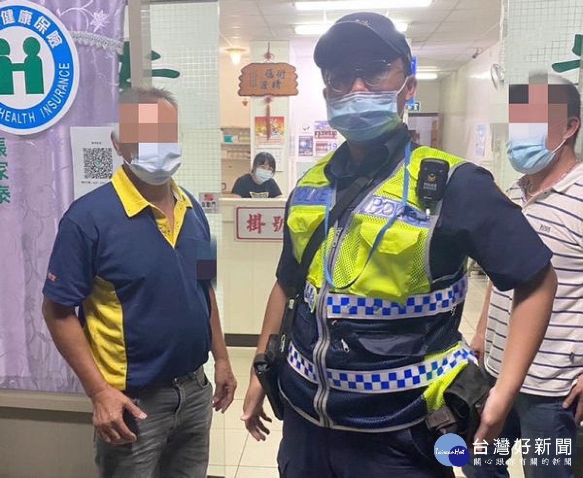 男子手部受傷疼痛,將車停放於口湖休息站,卻招不到計程車前往醫院,幸好金湖警方巡邏經過,立即協助平安就醫。