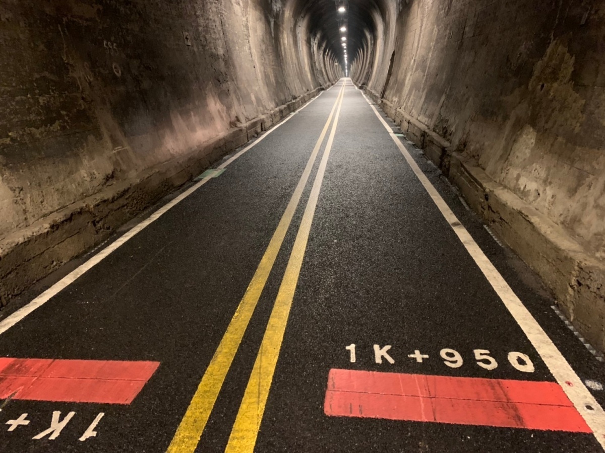 九號隧道壁體牆面及路面清洗完成