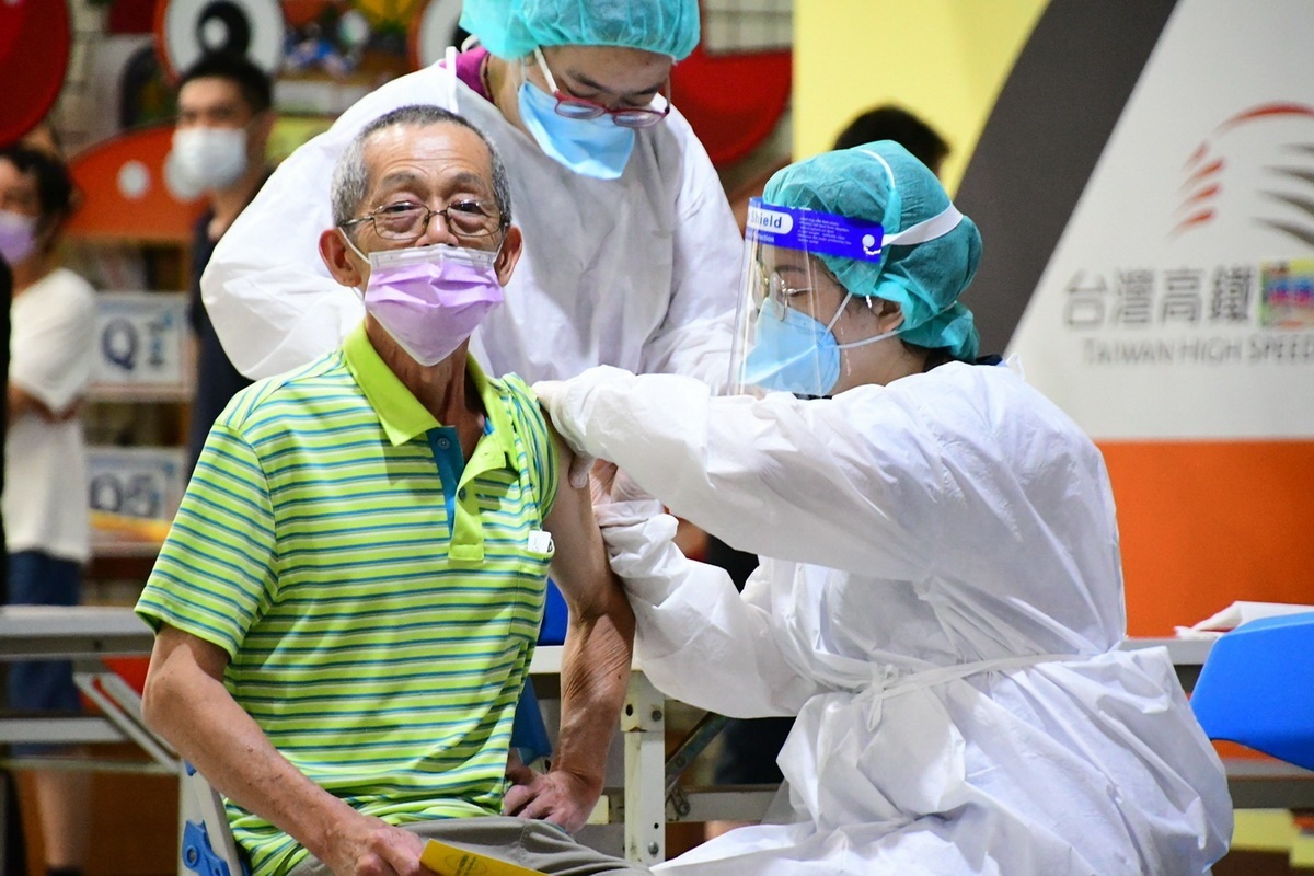 桃園市長鄭文燦在市府農業局長郭承泉陪同中,關心農業相關場域第七類對象專案施打疫苗的接種情形。