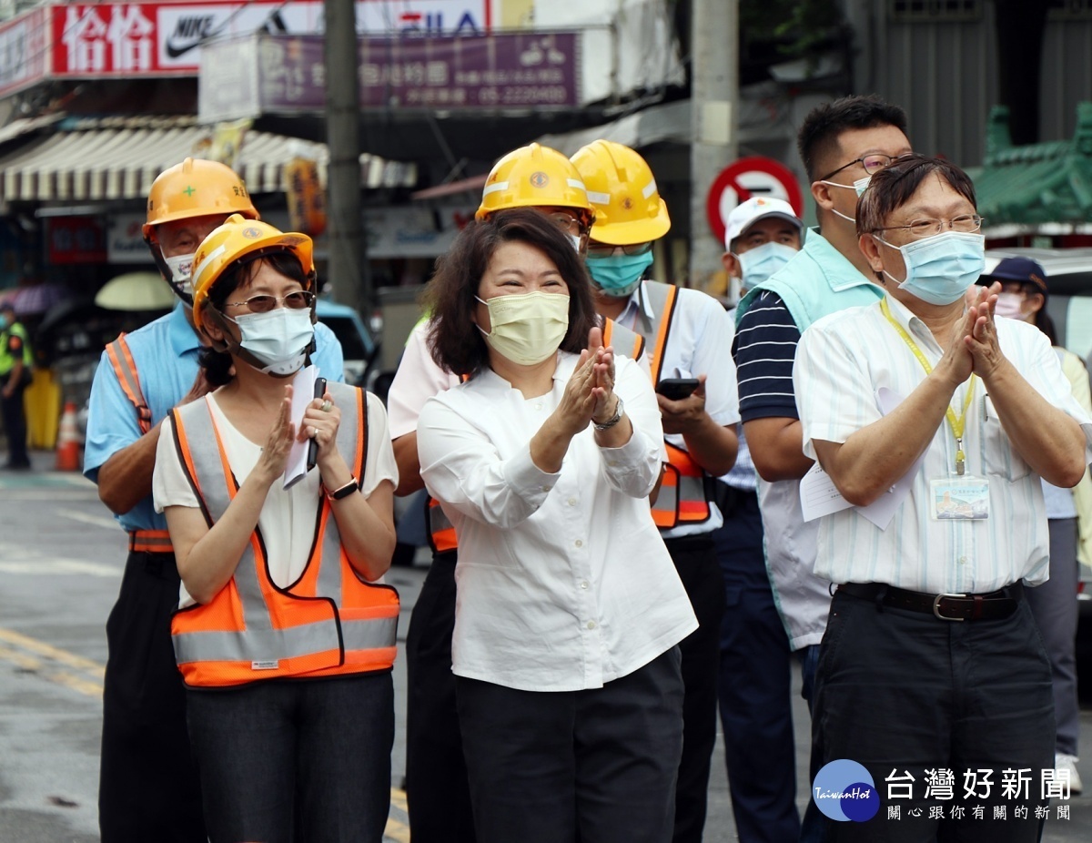 嘉義市長黃敏惠、市府團隊、台電營業處處長許一女、副處長陳煥文、台水第五區管理處副處長吳界明等人，今天皆到處共同見證歷史時刻/陳致愷翻攝