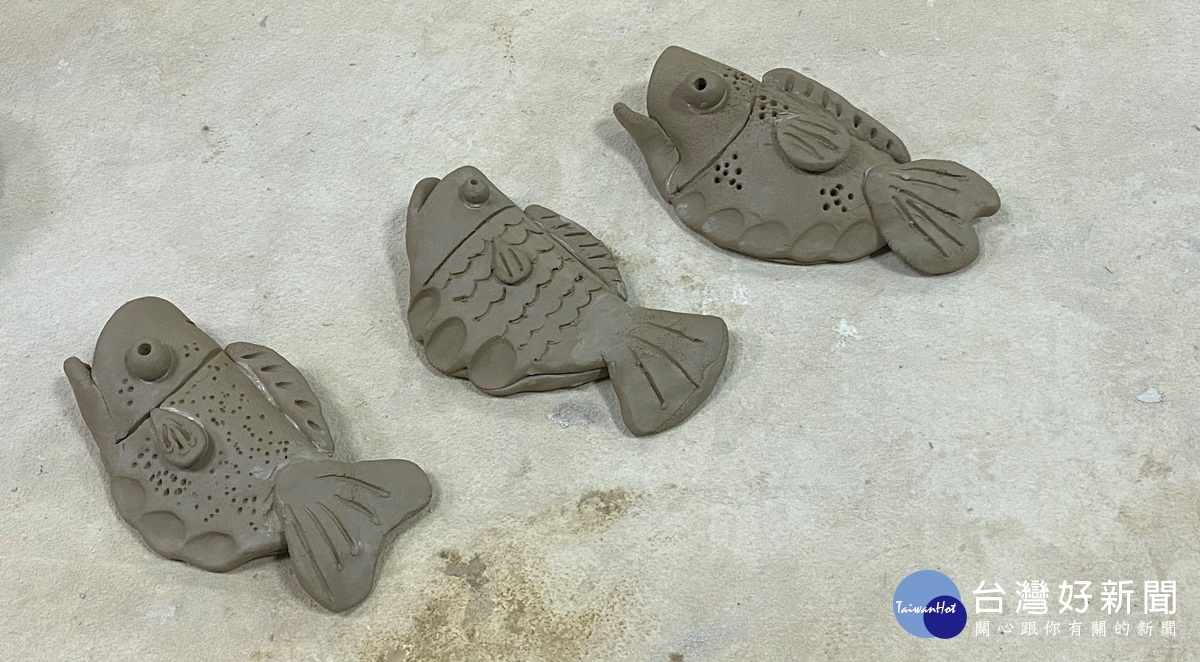 到添興窯體驗DIY手捏陶土作品的樂趣-陶板魚可以當作花器使用。 （圖／記者賴淑禎攝）