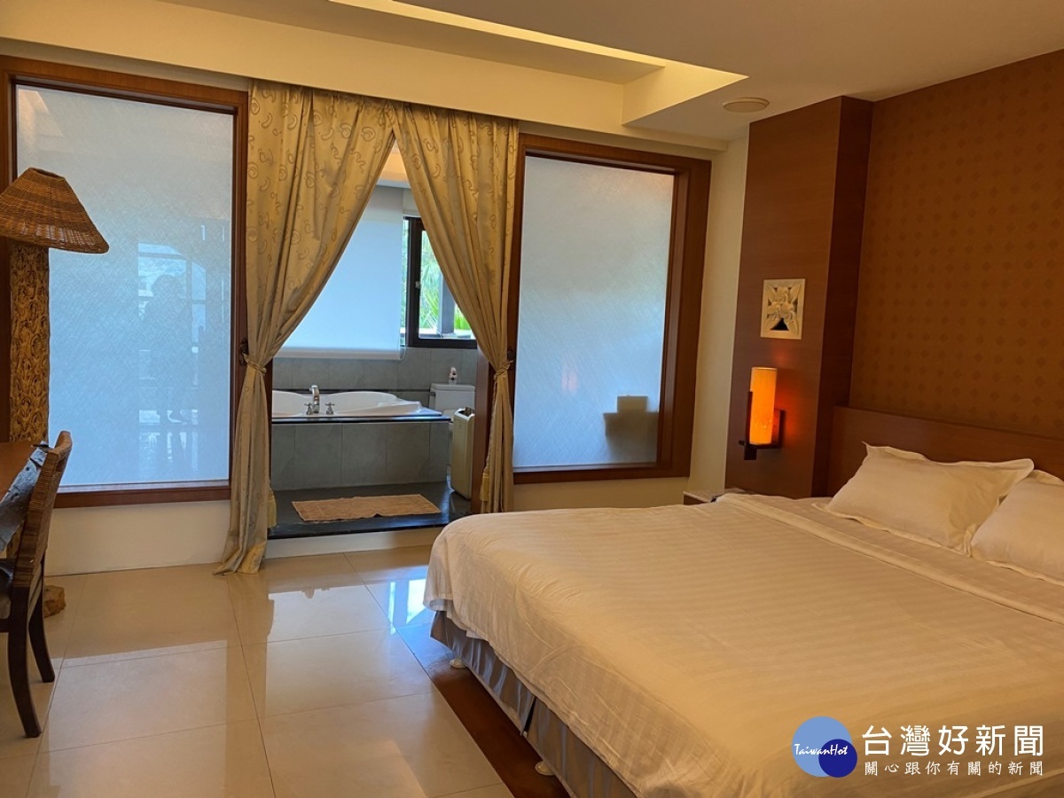 峇厘島風情的棕梠泉民宿每個房間都可以看到窗外的自然風景,甚至浴室裡都可以欣賞到如畫布般的山林景致。 (圖/記者賴淑禎攝)