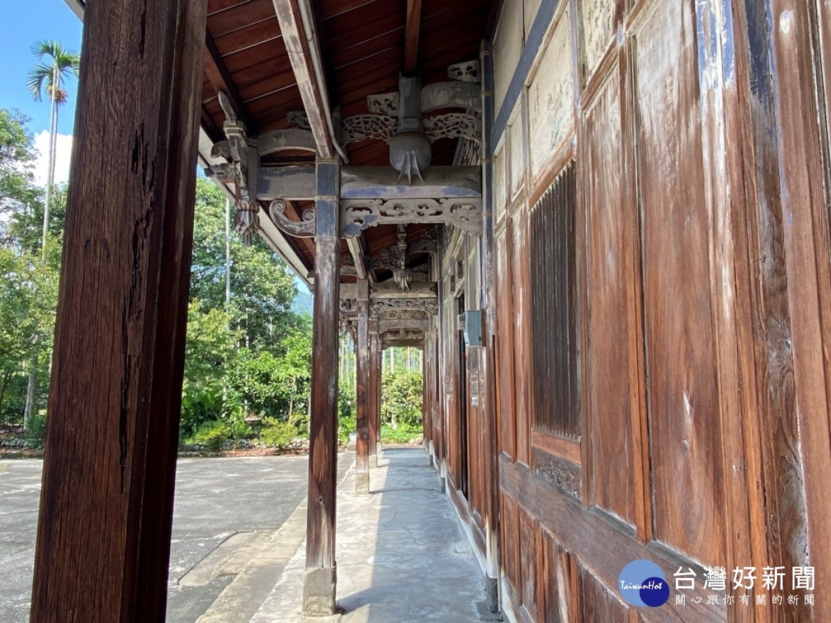 集集的陳姓老宅永福堂超過一百八十年的歷史,建材都是大陸肖楠木榫接而成,從門廊間可以看到老建築的結構之美。 (圖/記者賴淑禎攝)