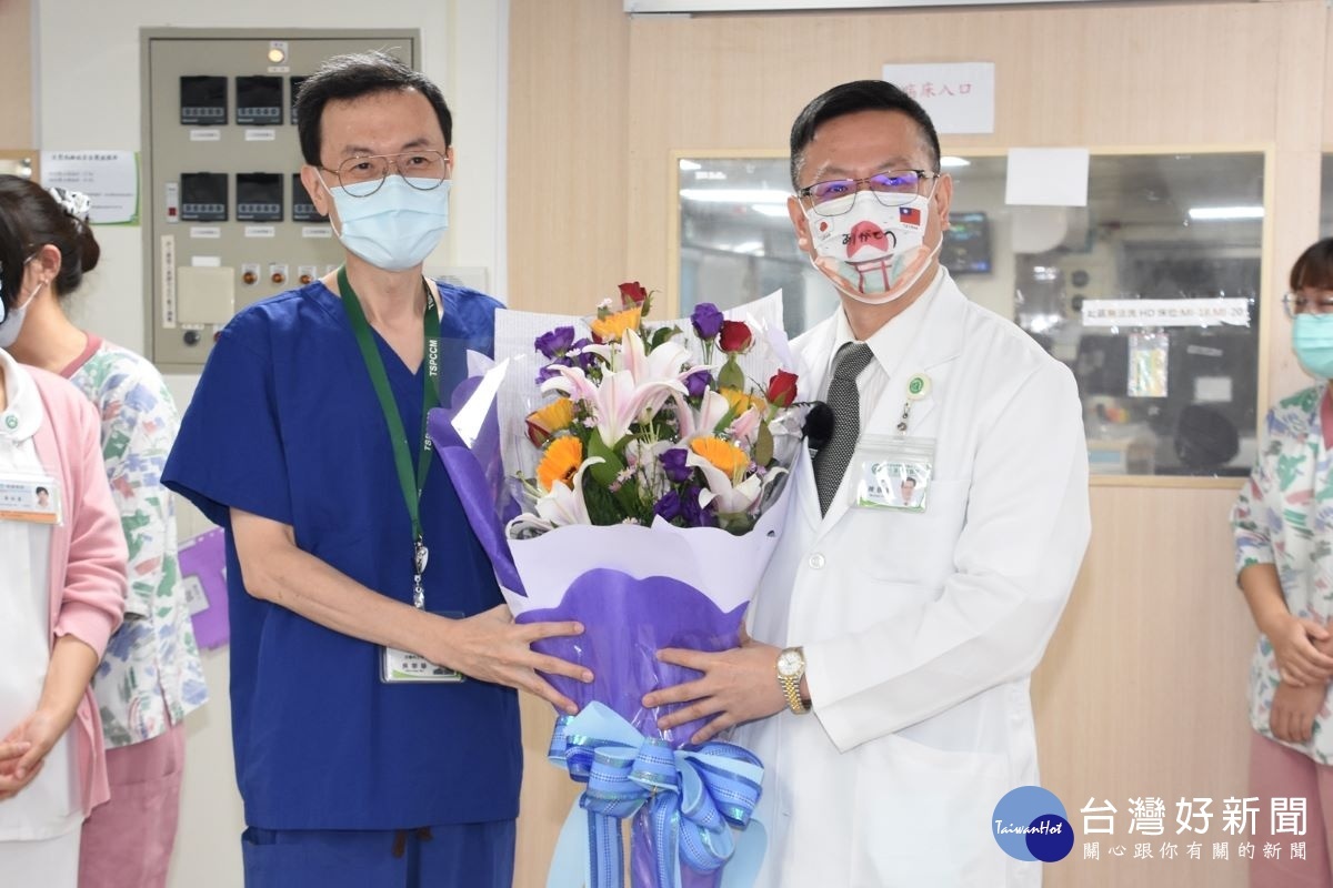 陳穆寬院長（左）致贈鮮花，表示對辛苦的醫師們的謝意，內科部重症醫學科吳莘華醫師（右）代表接受。