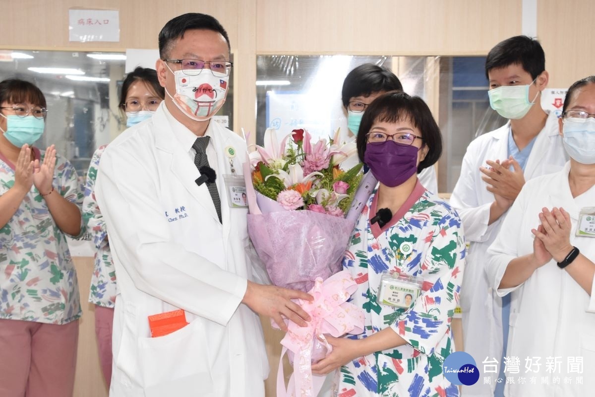 陳穆寬院長（左）致贈鮮花，表示對辛苦的護理師們的謝意，專責病房護理長趙岑恩（右）代表接受。