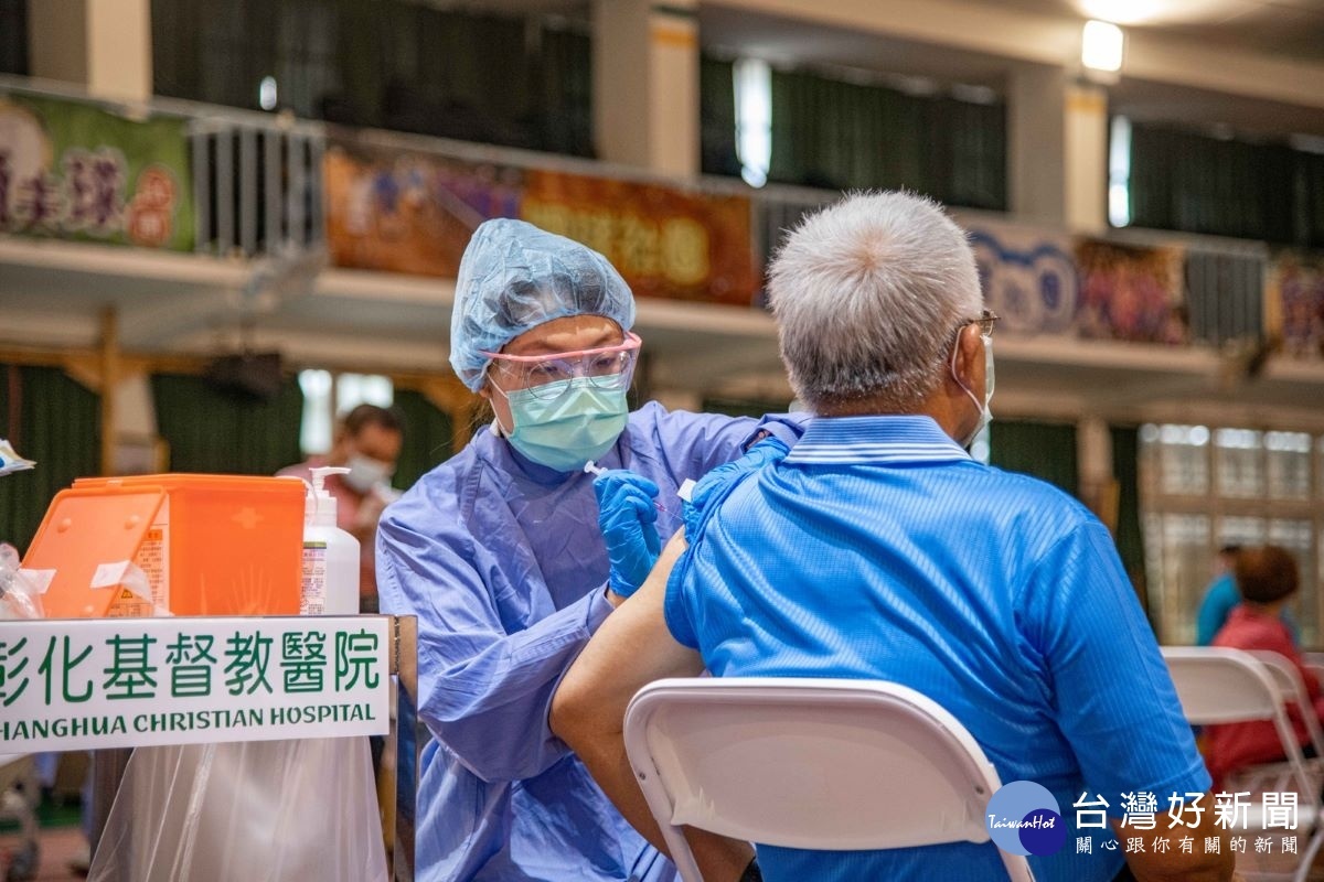 彰基於南郭國小設站，採用宇美町式打法，迅速且順利地為1,300名67-69歲長輩接種疫苗。