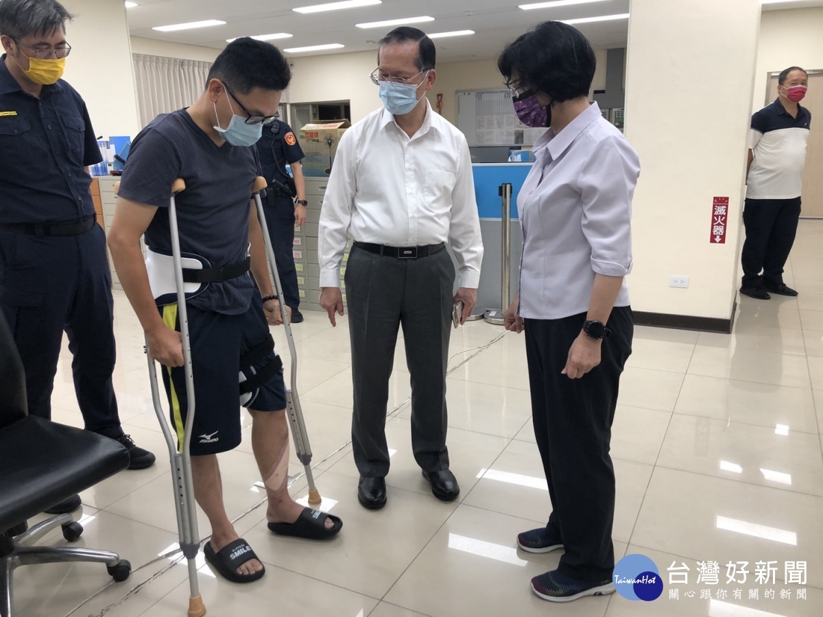 彰化縣長王惠美今(23)日由局長許錫榮、督察長張嘉煌、分局長婁自強等陪同至大埔派出所探視慰問,感謝員警防疫期間的辛勞
