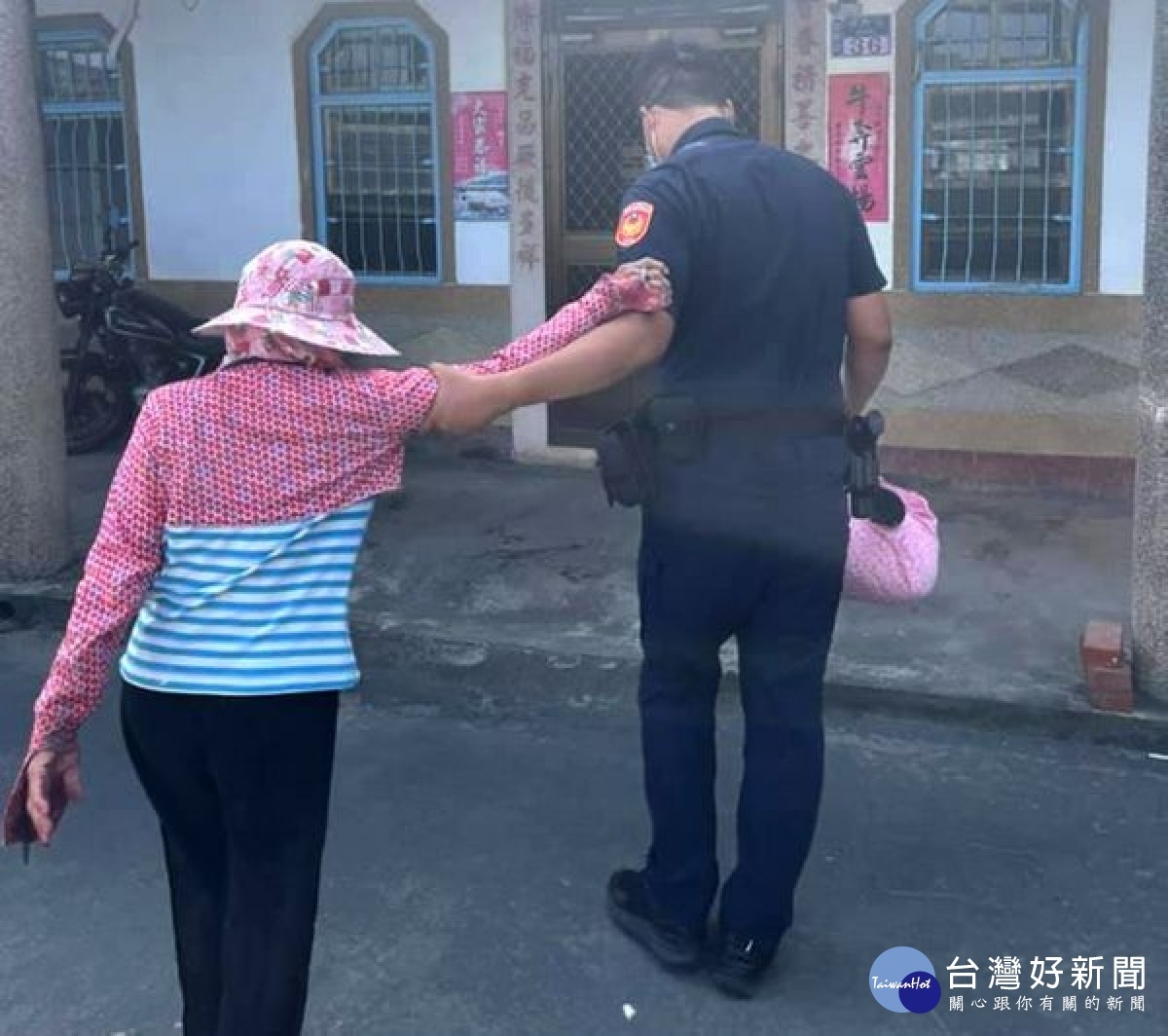 略有失智的阿嬤外出後忘記回家的路,熱心民眾報警協助,橋頭所員警立即前往以警用電腦查出阿嬤住處,平安送她回家。